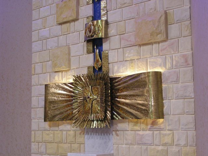tabernakulum kute z blachy mosiężnej z bursztynami